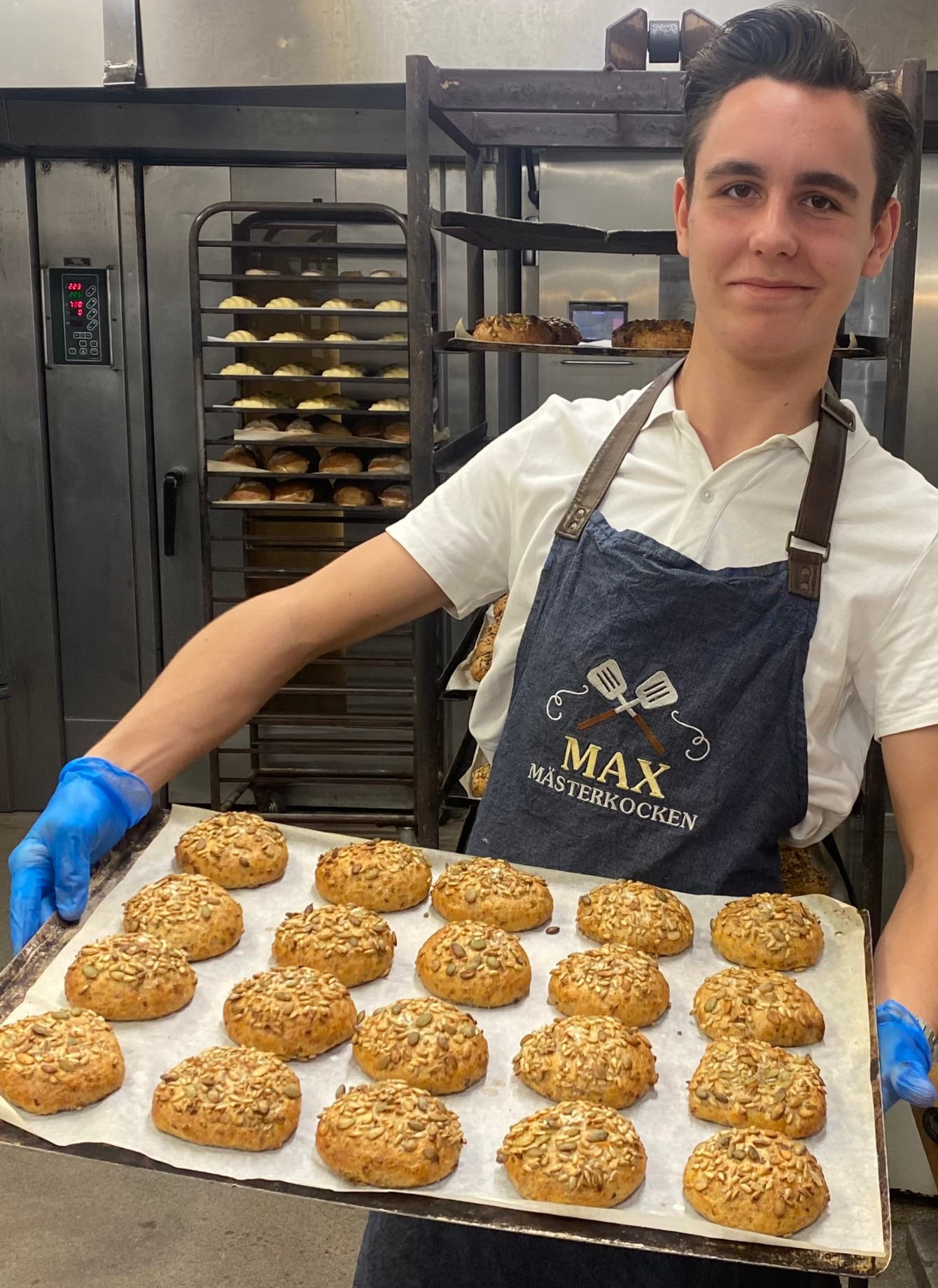 Max på Lindquists Konditori med en plåt nybakade frallor