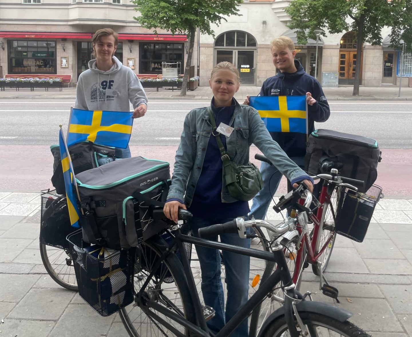 Tre av våra cykelbud med lastcyklar och leveransväskor i Stockholm